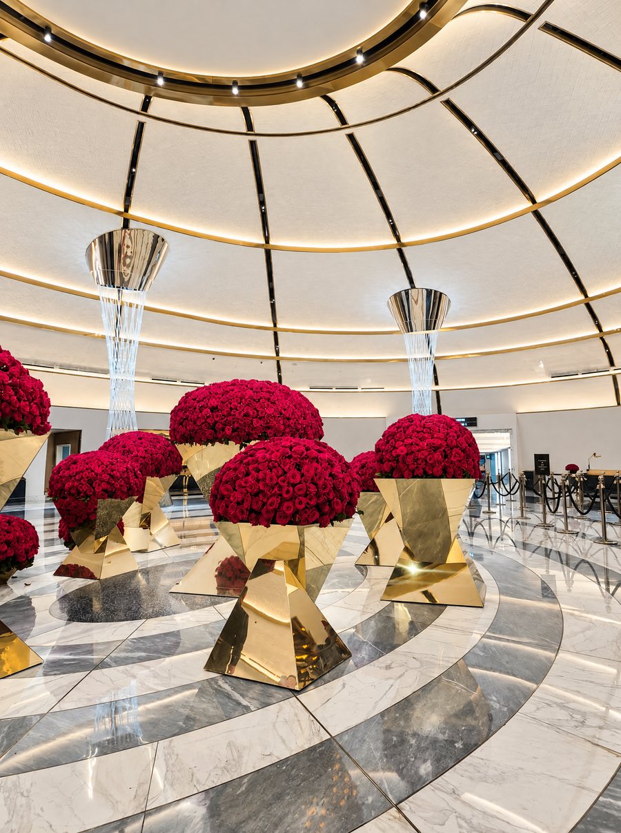 Fontainebleau Las Vegas, red roses in mirrored gold planters under the lobby dome
