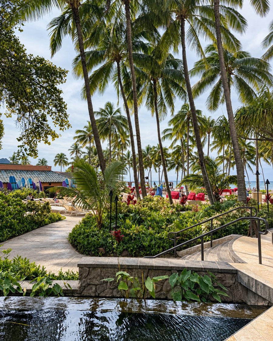 Sheraton Waikiki Beach Resort, palms and gardens on the path to the beach