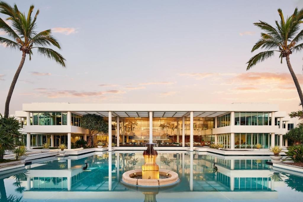 Sheraton Grand Mirage Resort, the colonnaded pavilion behind the lagoon pool at dusk